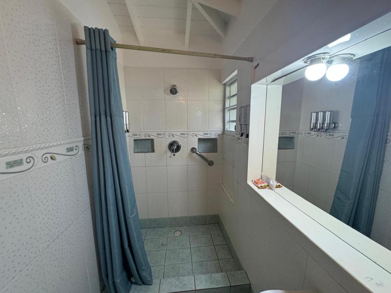 Halcyon Heights Condominium Dickenson Bay Ngoại thất bức ảnh